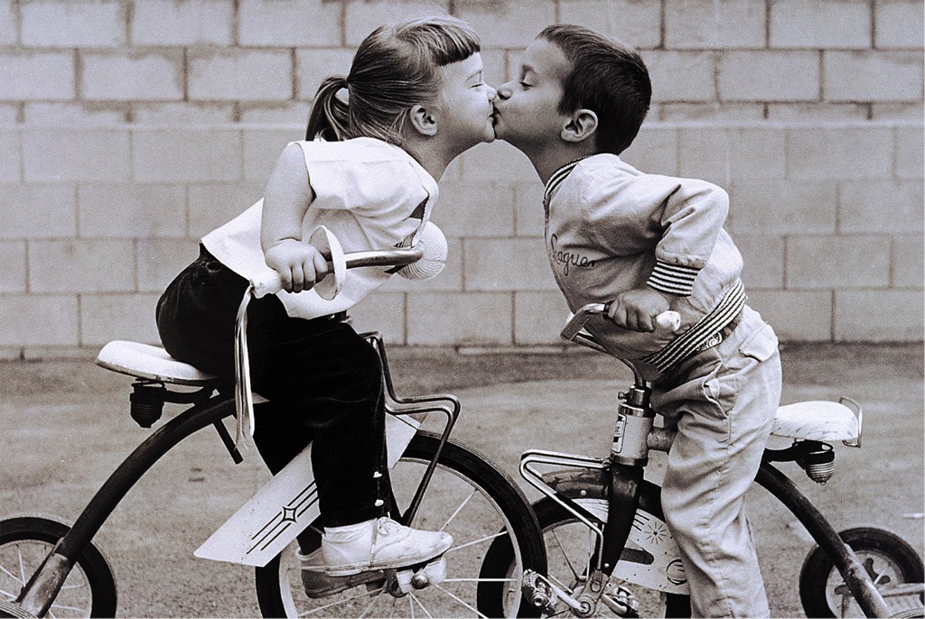 Tricycle Kiss - 1000pc Jigsaw Puzzle by Tomax
