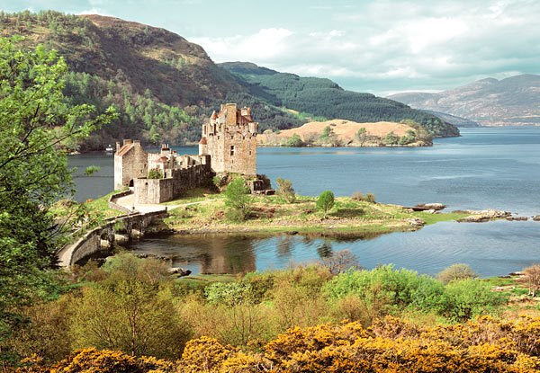 Eilean Donan Castle, Scotland - 2000pc Jigsaw Puzzle by Castorland