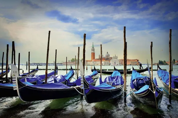 Gondolas at St. Marc's Square - 1000pc Jigsaw Puzzle by Schmidt