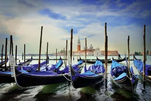 Gondolas at St. Marc's Square - 1000pc Jigsaw Puzzle by Schmidt